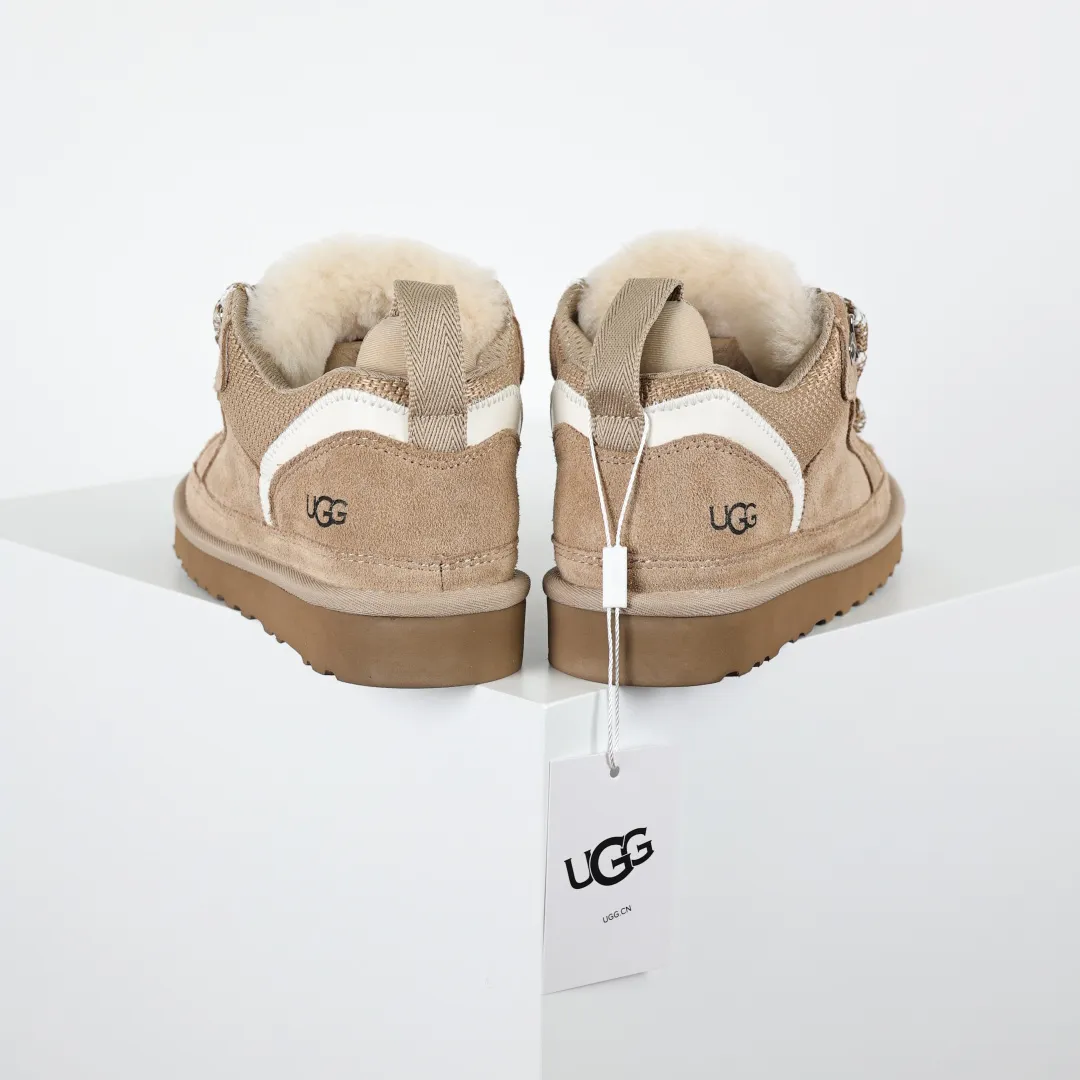 Pick up locally 💰660 Core recommended good price Independently developed original outsole, cashmere insole, keeping warm in winter, suitable for home use. In recent years, uug has launched a style series, which is partially skewed towards the preferences of young consumers, and has also been at the forefront of fashion trends. Shoe body material, water-repellent coated suede upper, 17mm UGGPURE™ implanted wool insole, lightweight non-slip and comfortable rubber outsole, with brand LOGO, complete packaging, size: 35 36 37 38 39 40 41 42 43 44 45